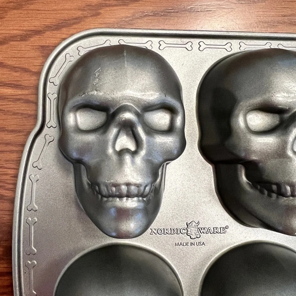 Williams Sonoma Nordic Ware mini skull cakelet 6 cups